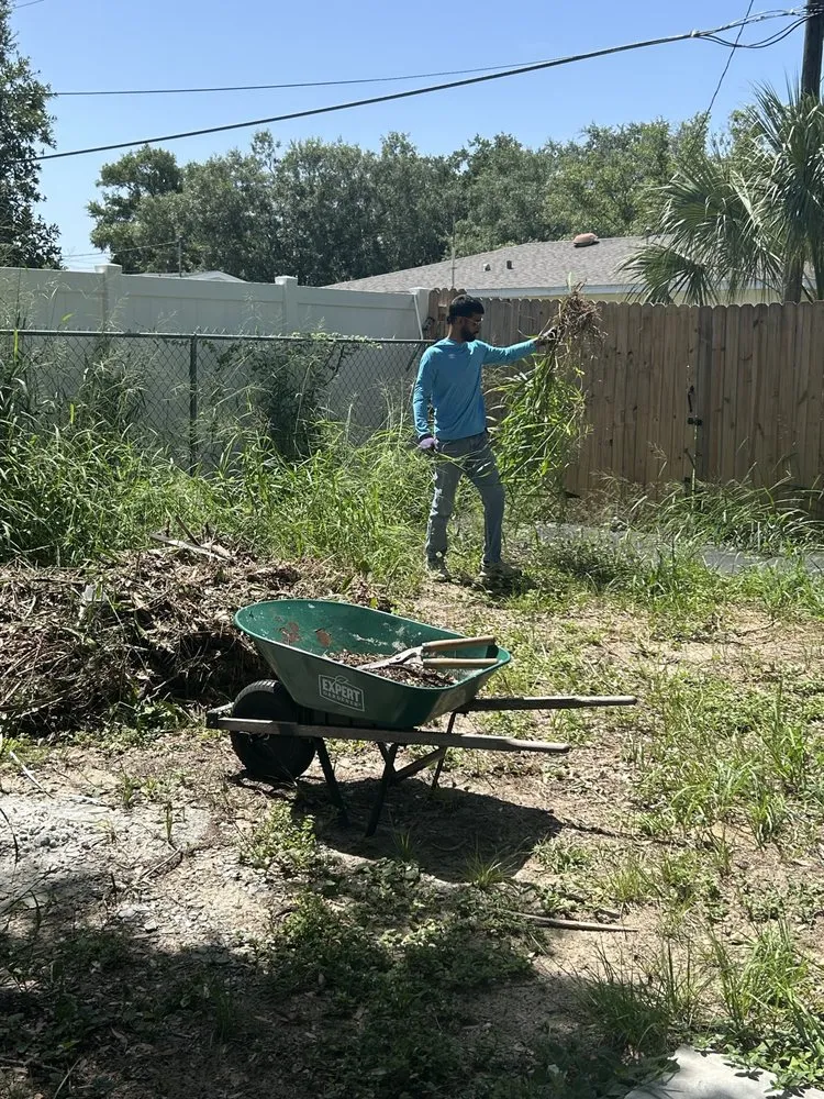 Local yard maintenance for beautiful yards in Lake Wales, FL by Manny’s Yard