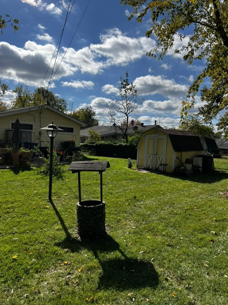 Custom lawn mowing service in St. Louis, MO - Mantis Lawn Care & Landscaping