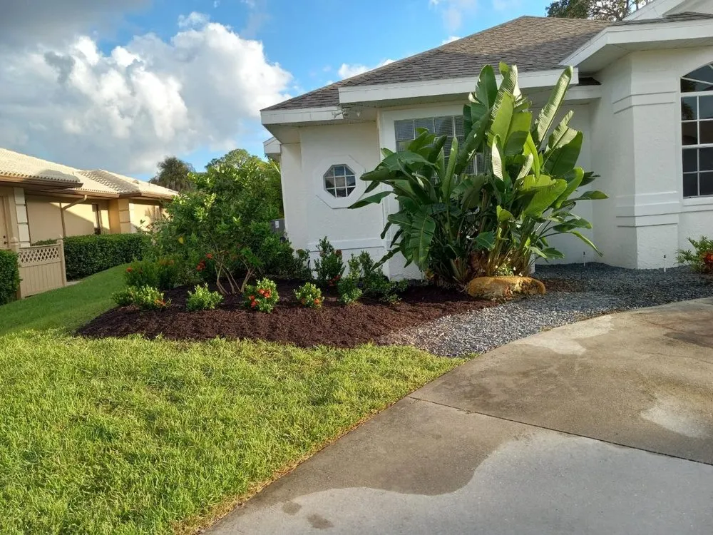 Reliable yard maintenance experts serving Palmetto, FL - Maravilla Lawn Service