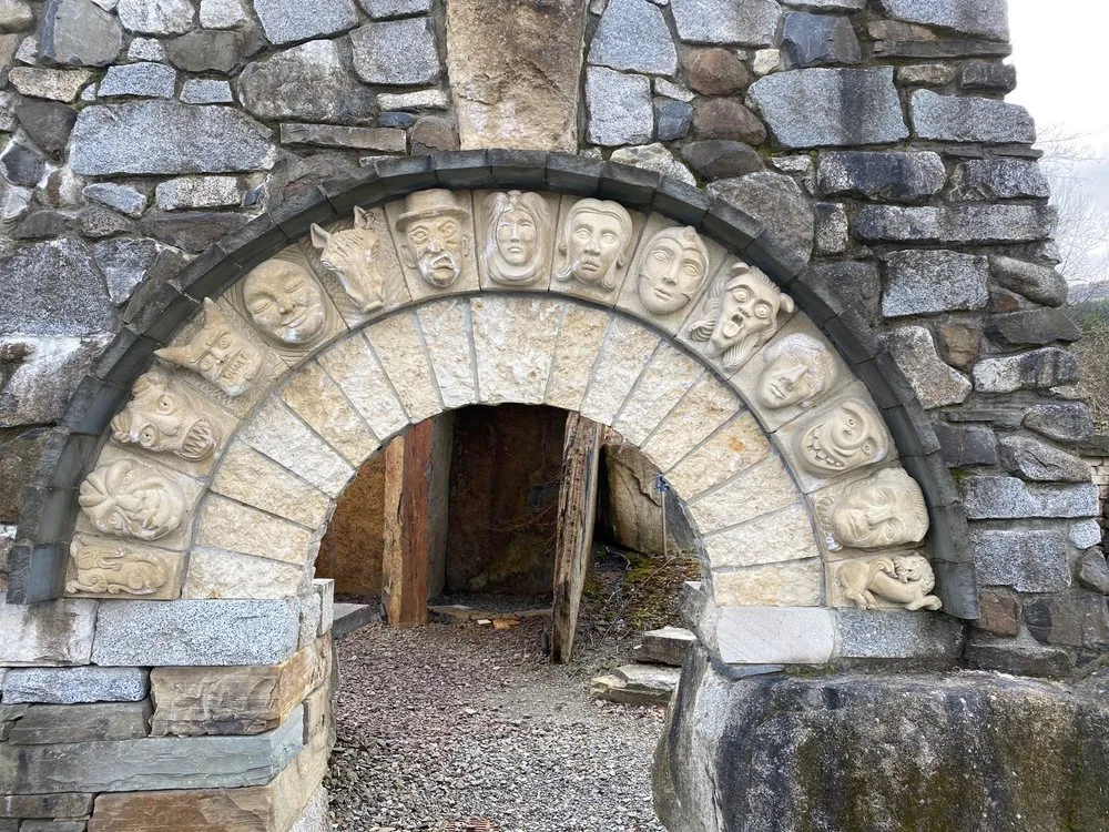 Top-rated outdoor landscaping with custom design in Issaquah, WA by Marenakos Rock Center
