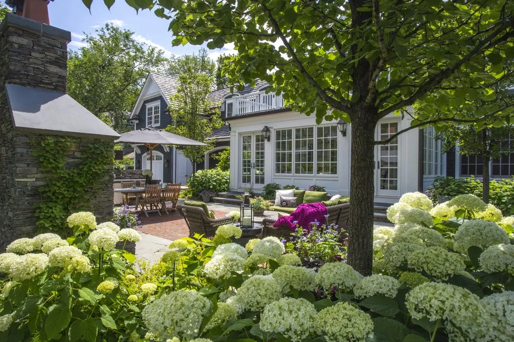 Expert residential landscaping in Lake Bluff, IL by Mariani