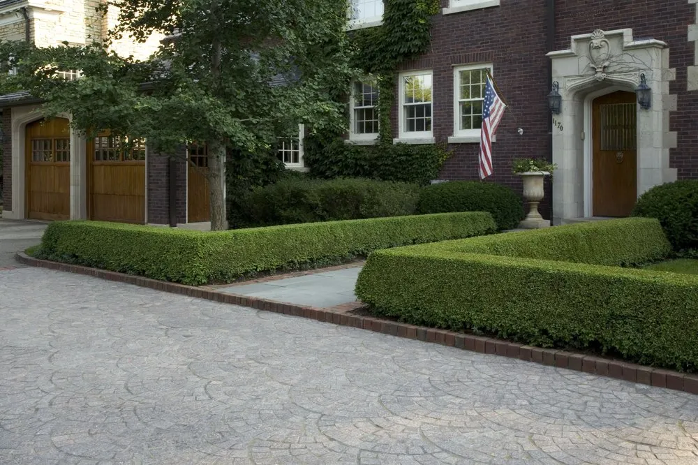 Custom outdoor landscaping for beautiful yards in Lake Bluff, IL by Mariani