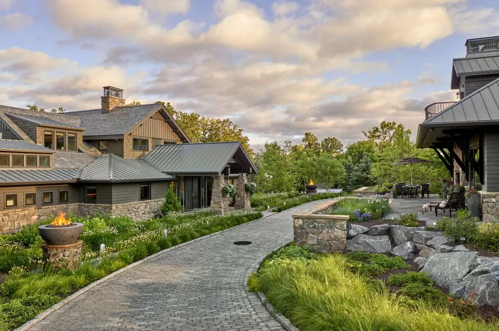 Trusted garden landscaping in Lake Bluff, IL by Mariani