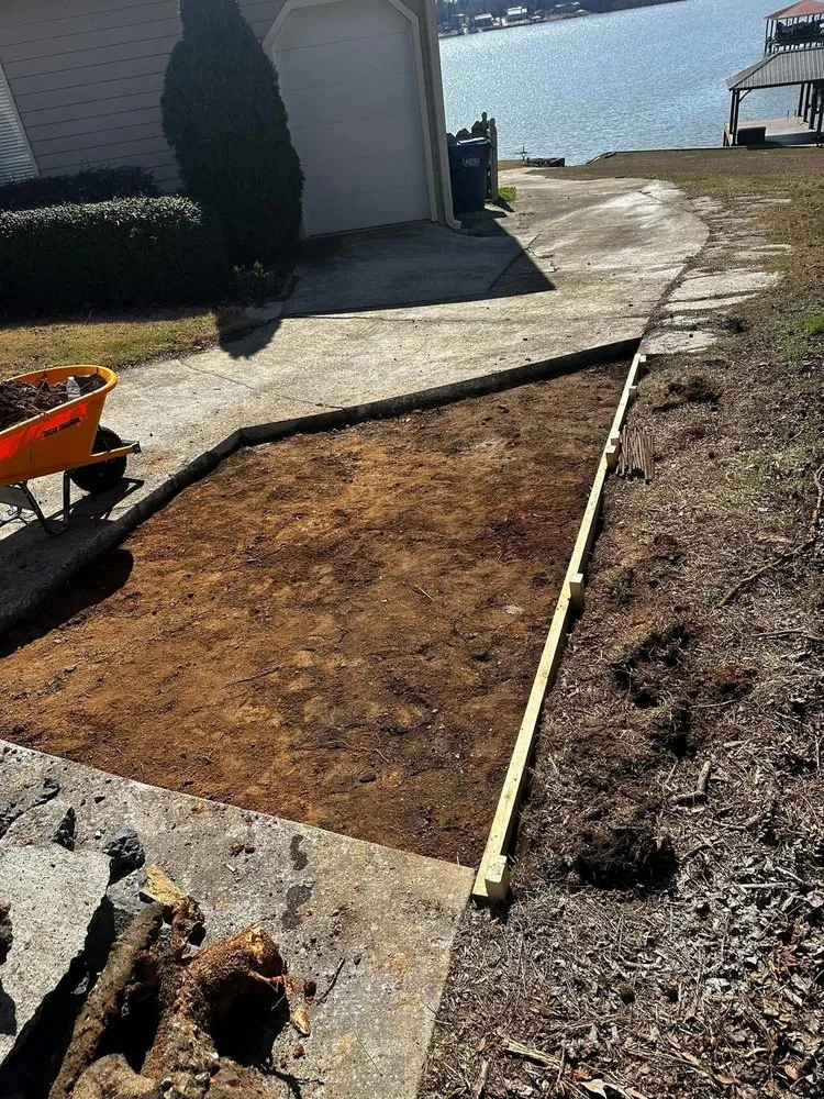 Local yard maintenance experts serving Clanton, AL - Martinez Landcare & Maintenance