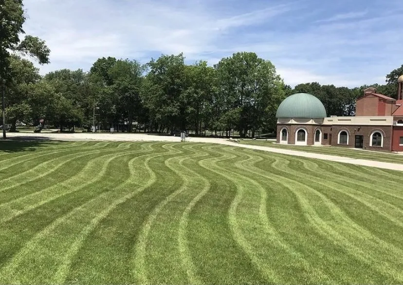 Local lawn mowing service experts serving Berwyn, IL - Martinez Landscaping