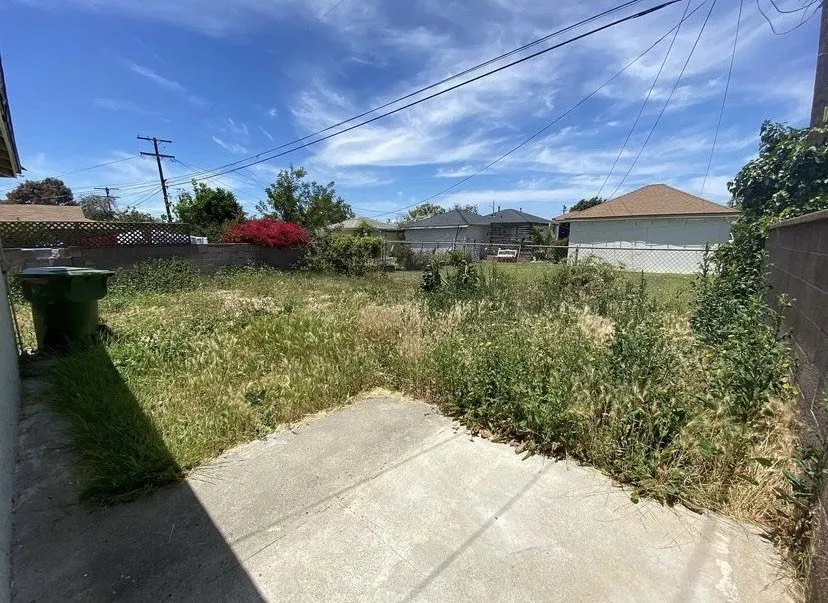 Expert lawn mowing service in Lawndale, CA - Martinez Landscaping