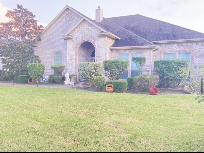 Affordable garden landscaping with custom design in DeSoto, TX by Martinscapes Lawn Services