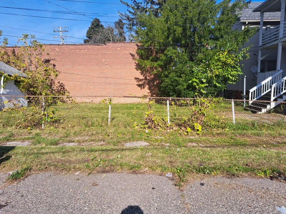 Professional lawn care service with custom design across Dearborn Heights, MI - Marvelous Kutz