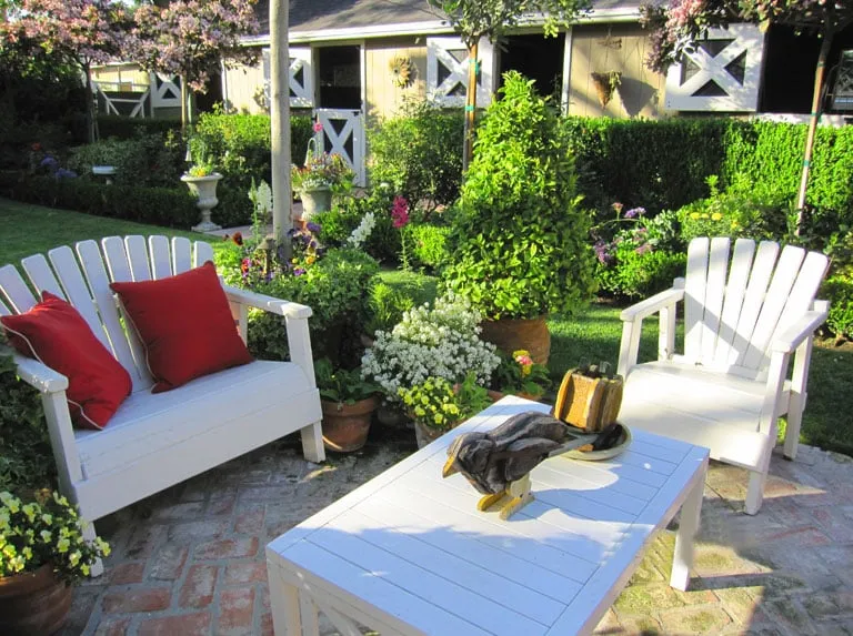 Custom yard cleanup service for residential properties across Glendale, CA - Mary Cardea Landscaping