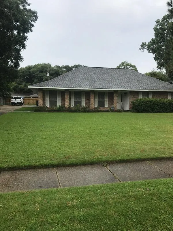 Affordable residential landscaping for beautiful yards in Baton Rouge, LA by Masterco RFM