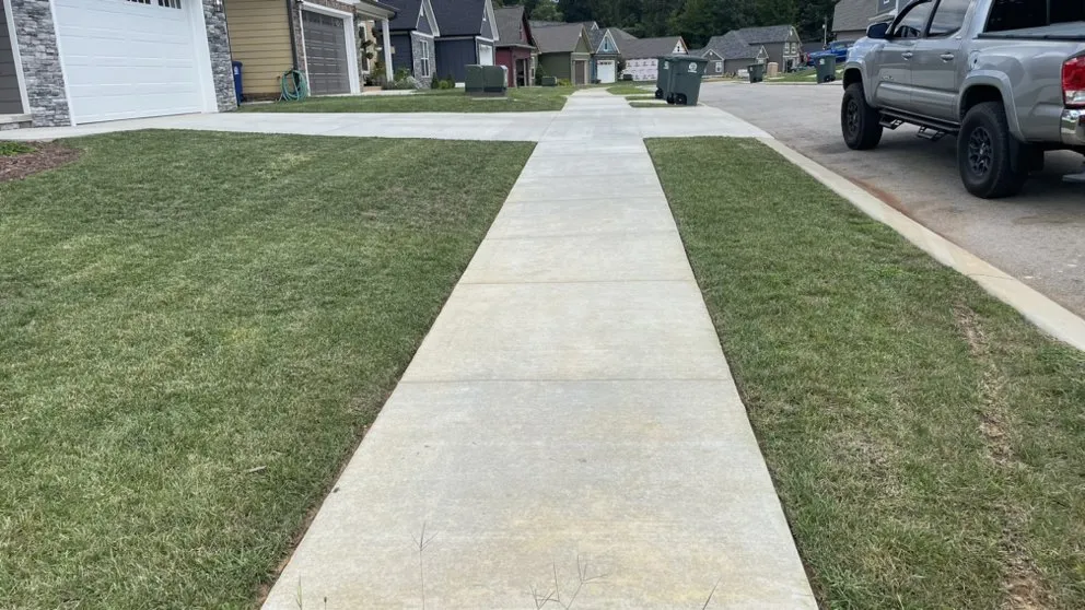 Professional lawn mowing service in Chattanooga, TN by Matías landscape