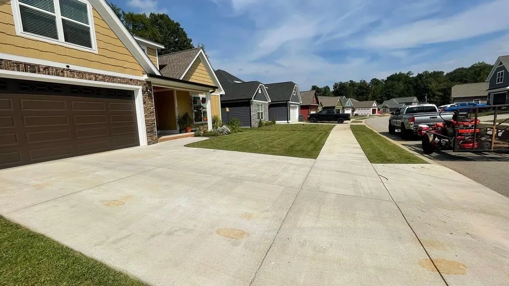 Reliable lawn care service for beautiful yards in Chattanooga, TN by Matías landscape