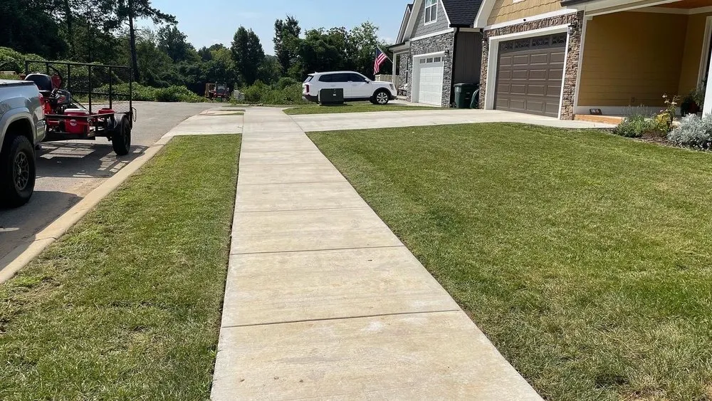 Top-rated lawn care service with custom design in Chattanooga, TN by Matías landscape