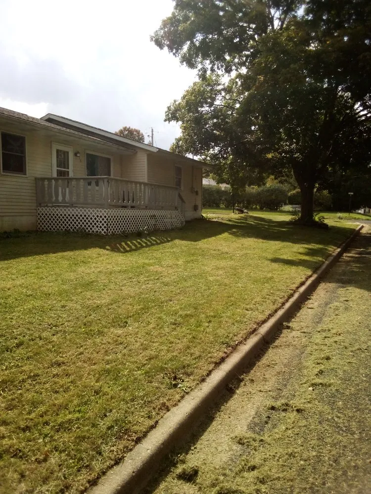 Reliable lawn care service experts serving Eureka, IL - Mayhall's Clean Cut Lawn Services