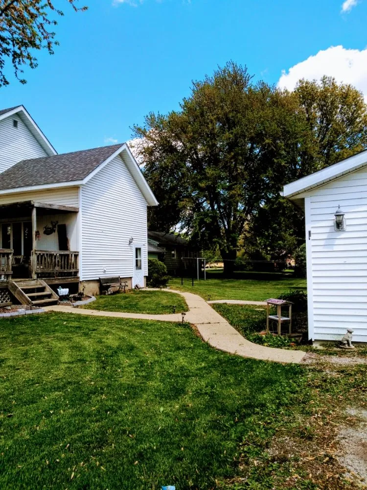 Reliable lawn care service experts serving Geneseo, IL - Maynard Lawn Care Service