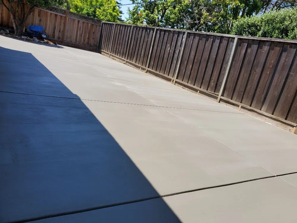 Professional lawn care service experts serving East Palo Alto, CA - Maíz Landscaping