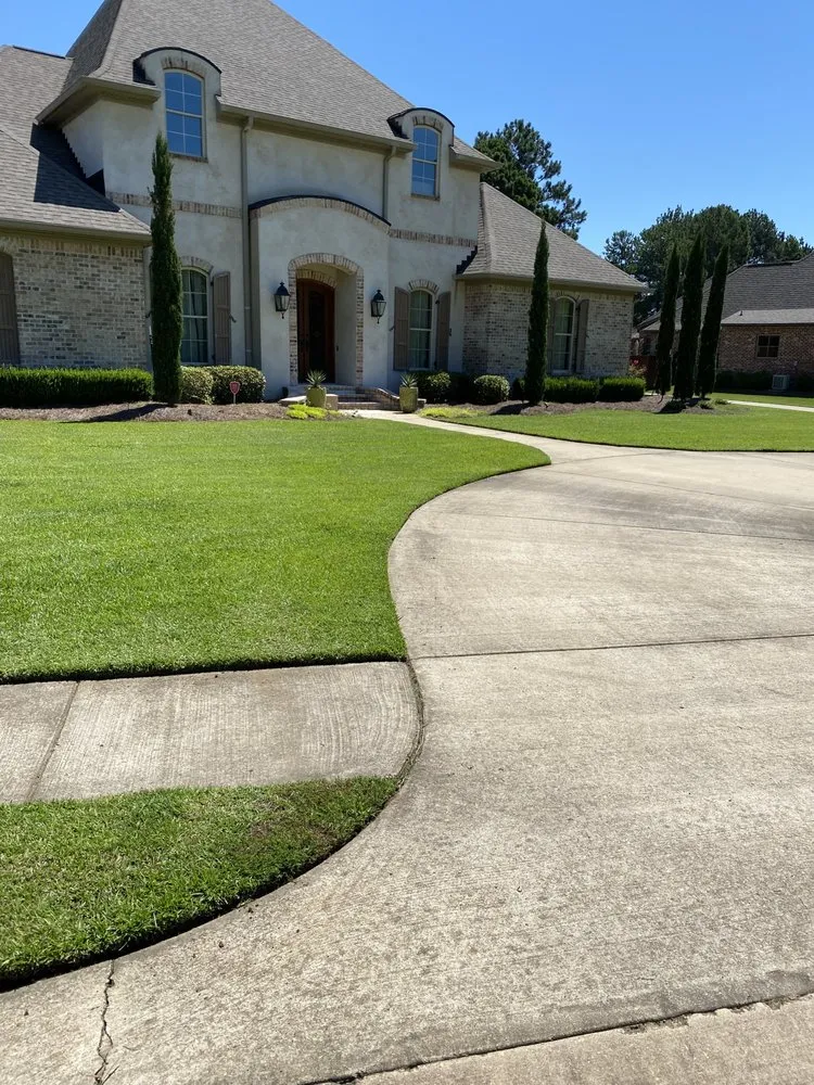 Top-rated yard cleanup service with custom design in Gulfport, MS by Mc Guffey Perfektion