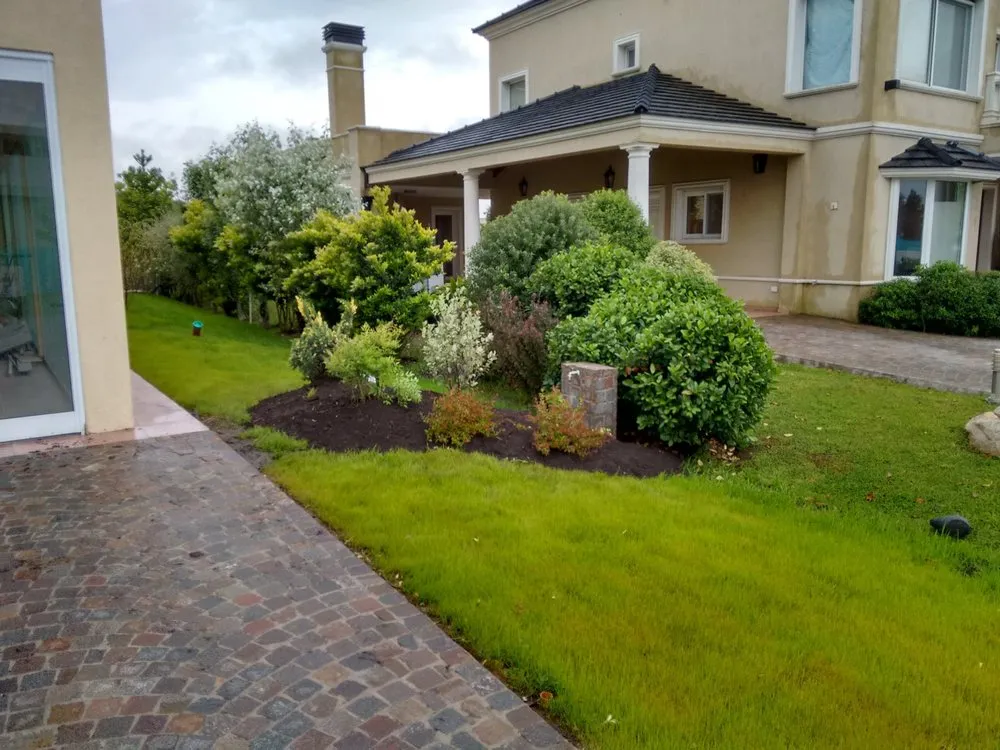 Custom yard maintenance experts serving Weston, FL - MC Landscaping Design and Services