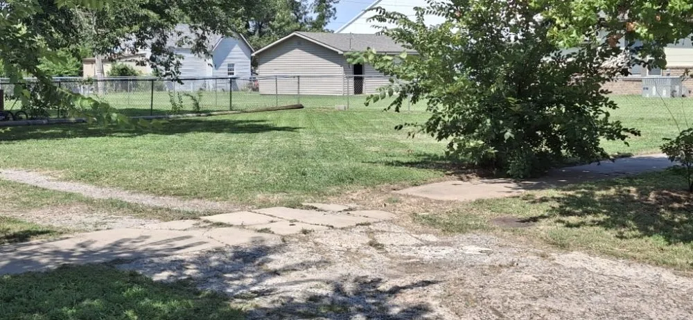 Expert yard maintenance in Calumet, OK by MC Services