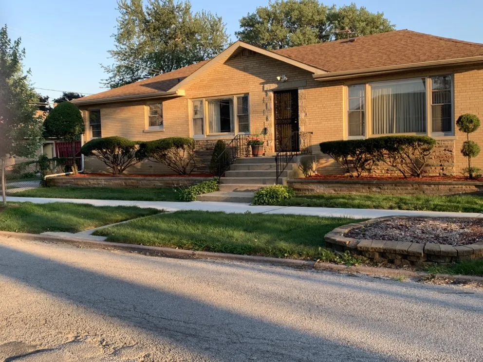 Reliable yard maintenance for residential properties in Chicago, IL by McGraw Services