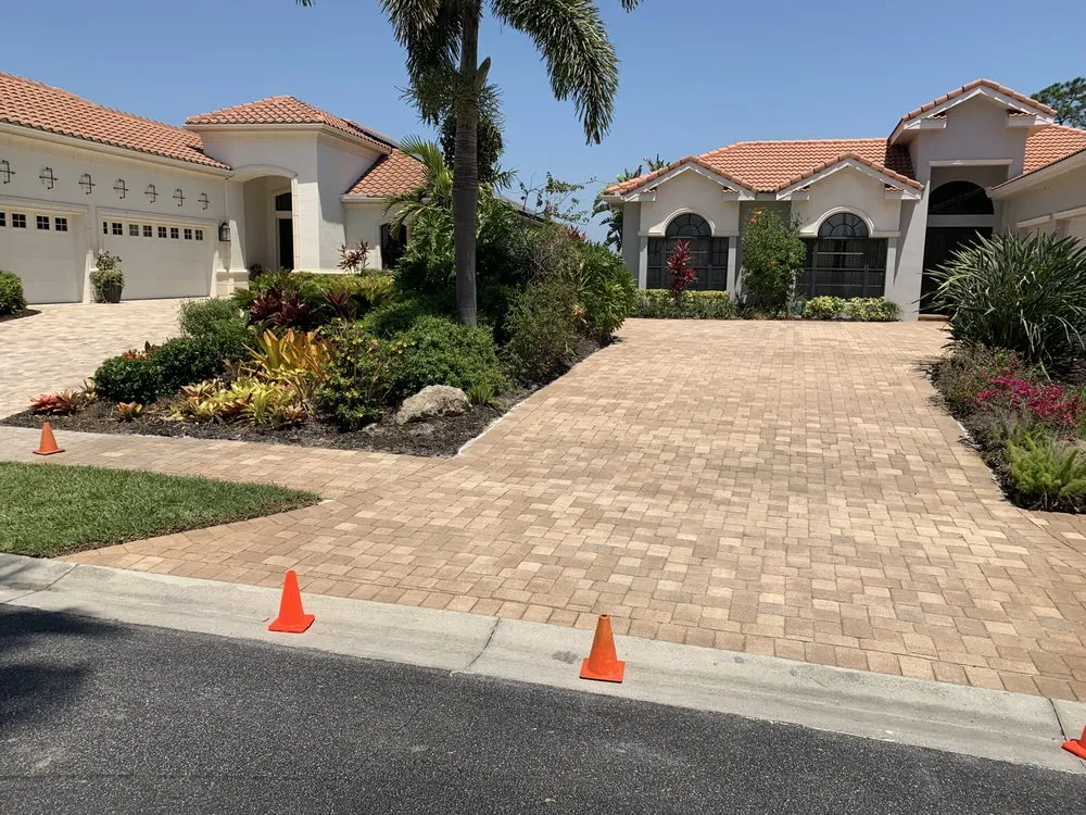 Expert lawn care service experts serving Englewood, FL - MDS Dedication Service