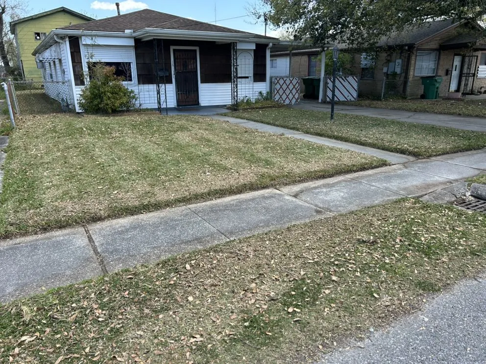 Affordable lawn care service for homes across Galliano, LA - Mears Lawn Care Services
