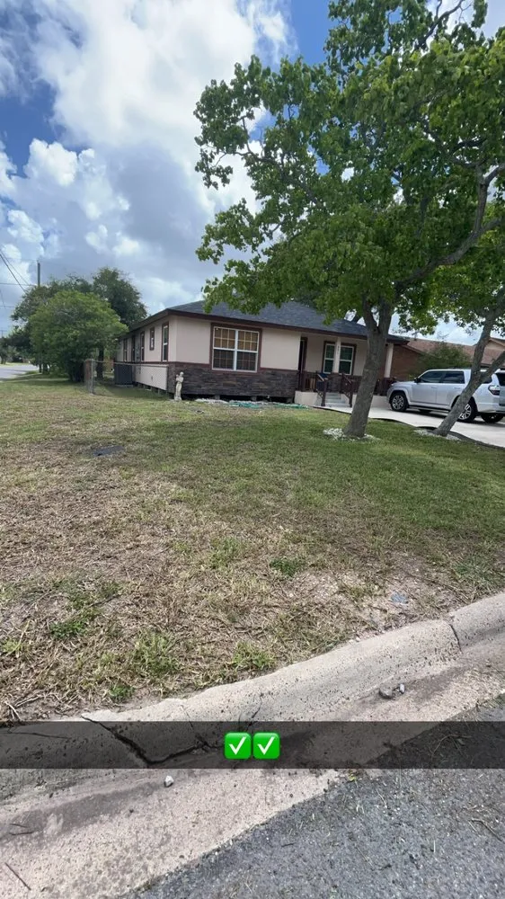 Top-rated lawn mowing service with custom design across Los Fresnos, TX - Medina Yard Services