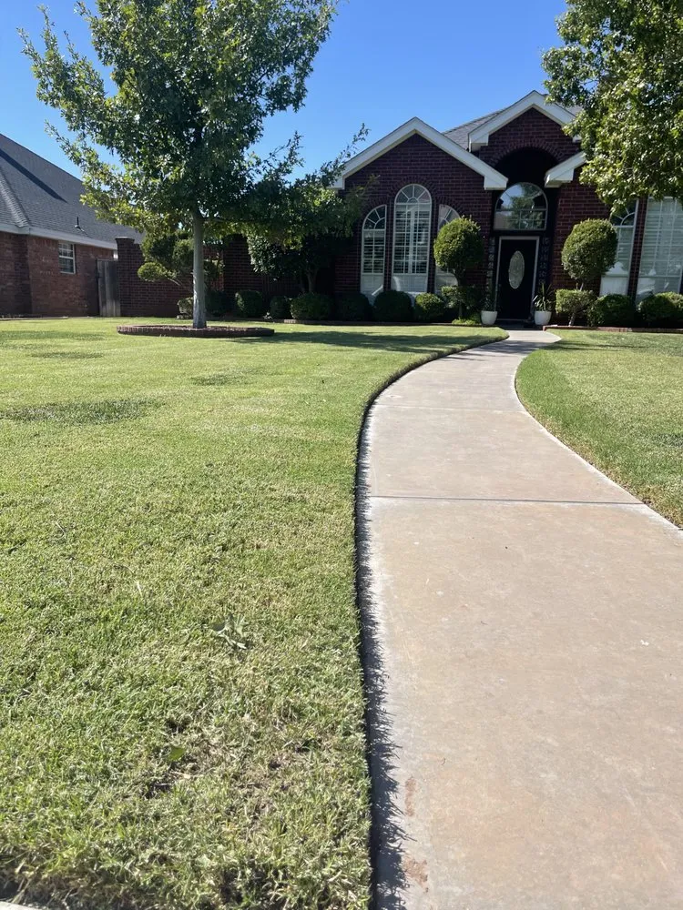 Top-rated lawn care service in Odessa, TX by Medinas Cutting