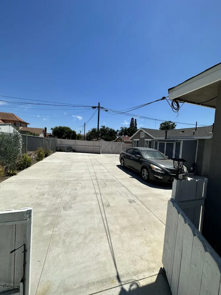 Professional lawn care service experts serving Pomona, CA - Medina's Gardening