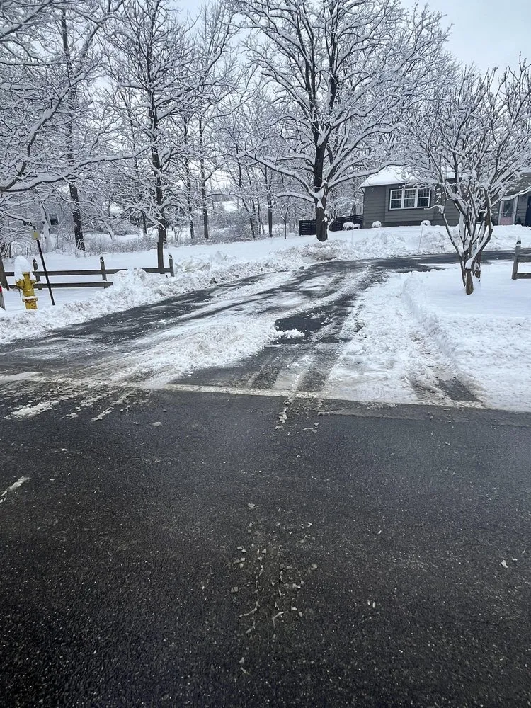 Local lawn mowing service for residential properties in Minoa, NY by Medina's Lawn & Snow