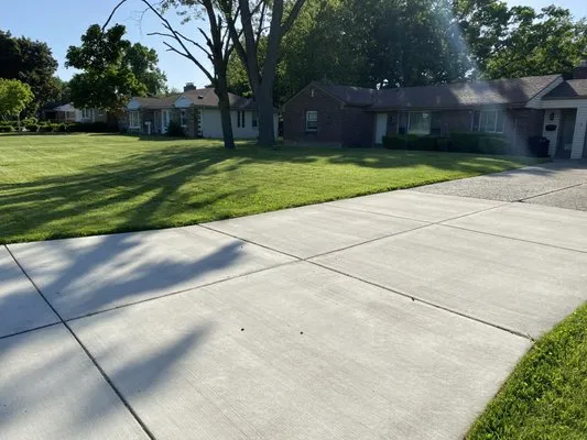 Melly’s landscaping Logo