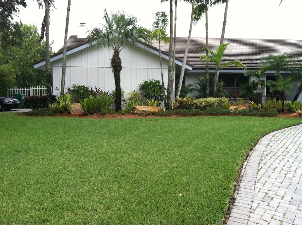 Custom outdoor landscaping experts serving Miami, FL - Men In Green