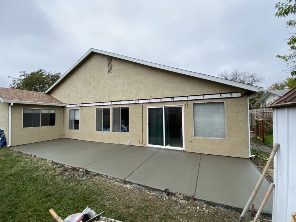 Professional yard cleanup service for year-round maintenance in Elk Grove, CA by Mendoza’s Concrete Service