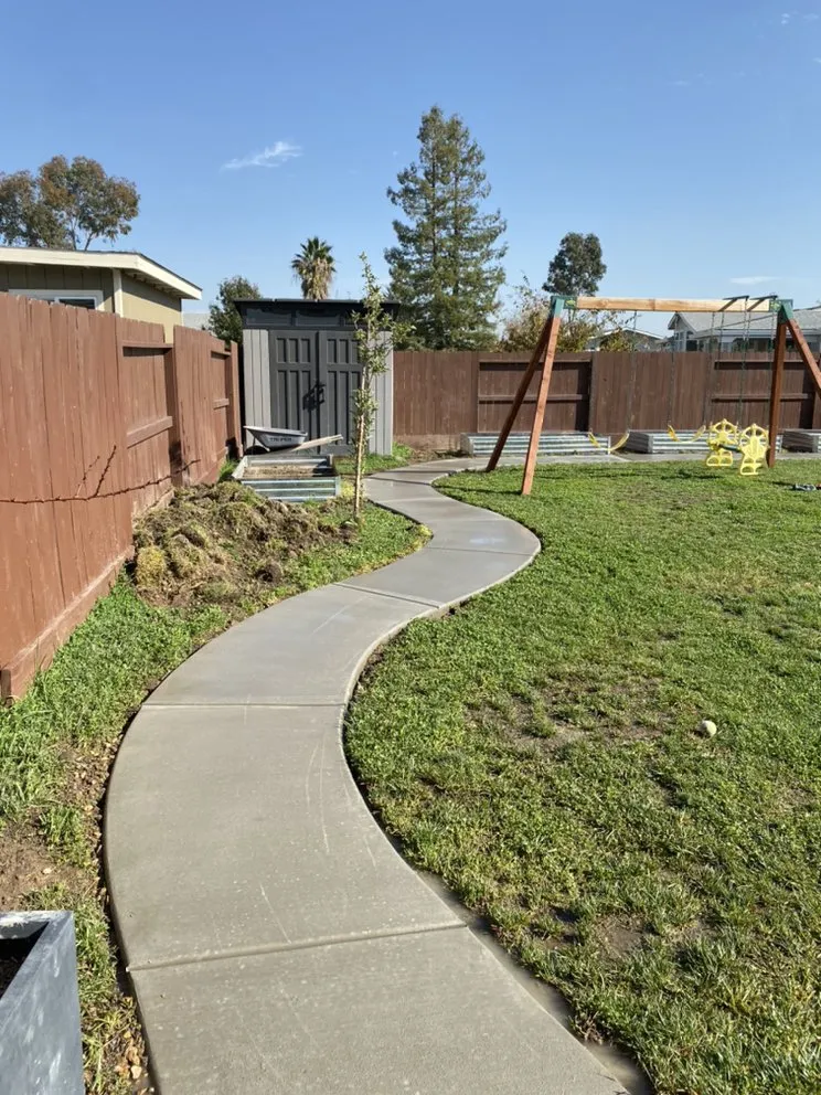 Affordable lawn mowing service in Elk Grove, CA - Mendoza’s Concrete Service