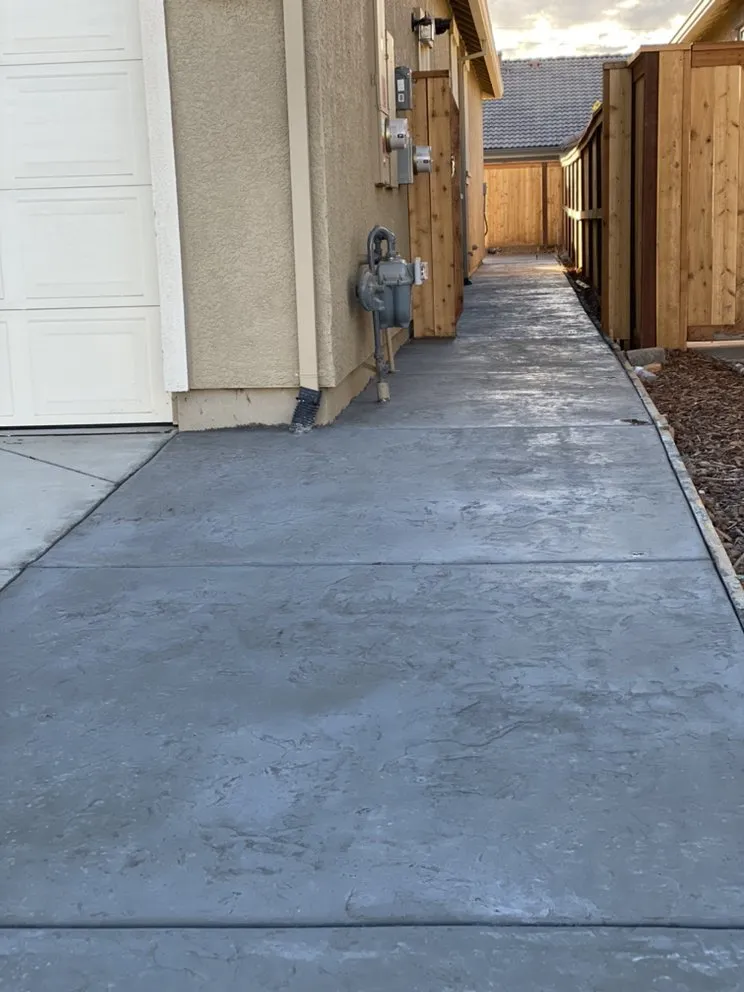 Professional lawn mowing service in Elk Grove, CA - Mendoza’s Concrete Service