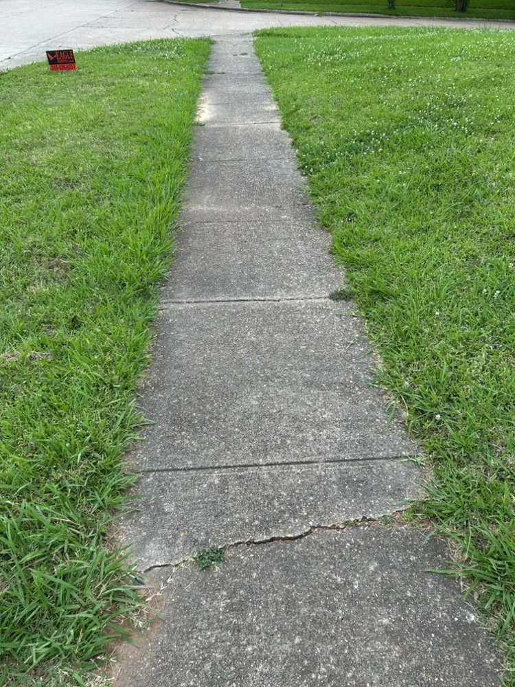 Affordable yard maintenance in Keithville, LA by Merello Pros