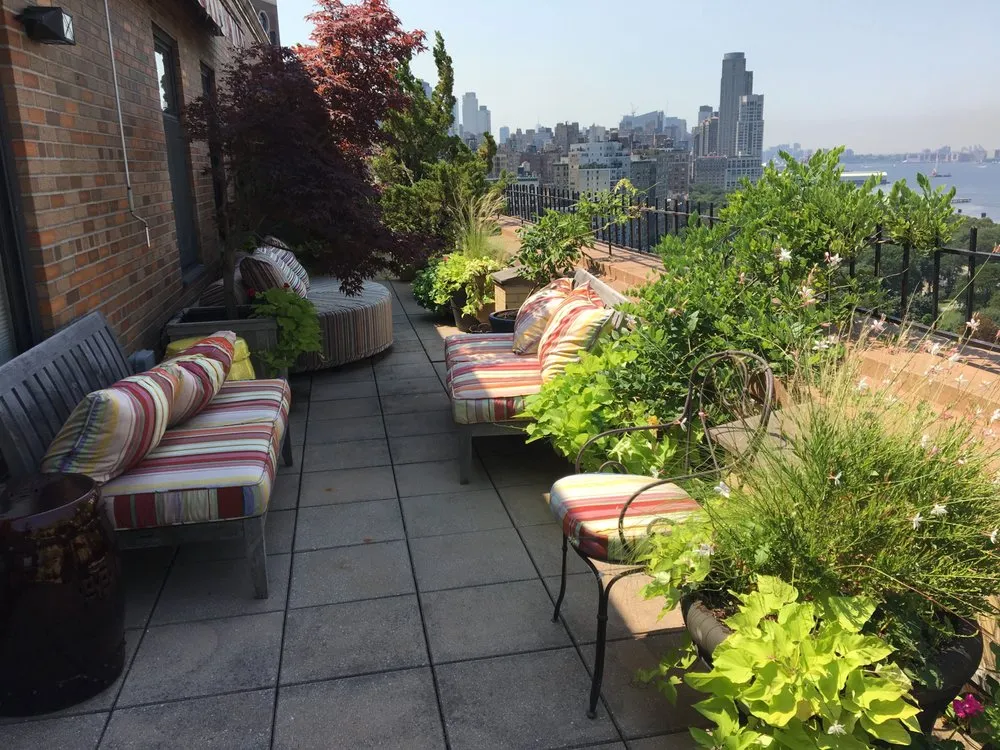 Professional lawn care service experts serving New York, NY - Metropolitan Garden Design