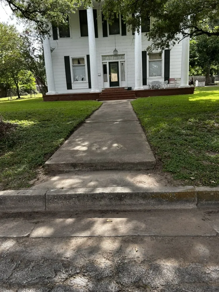 Affordable lawn care service for beautiful yards across Navasota, TX - Mi Familia Lawn & Landscaping