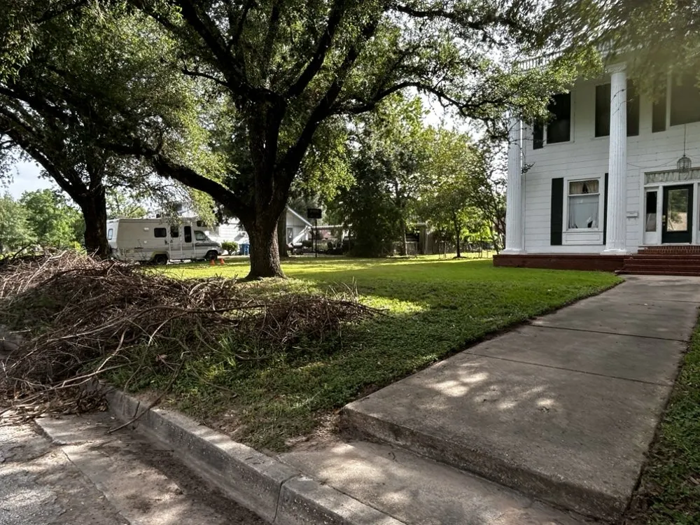 Top-rated lawn care service in Navasota, TX by Mi Familia Lawn & Landscaping
