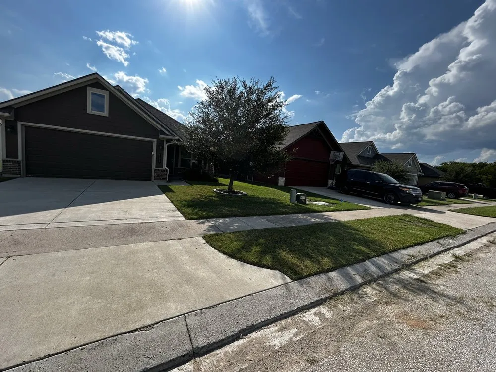Professional yard maintenance in Navasota, TX by Mi Familia Lawn & Landscaping