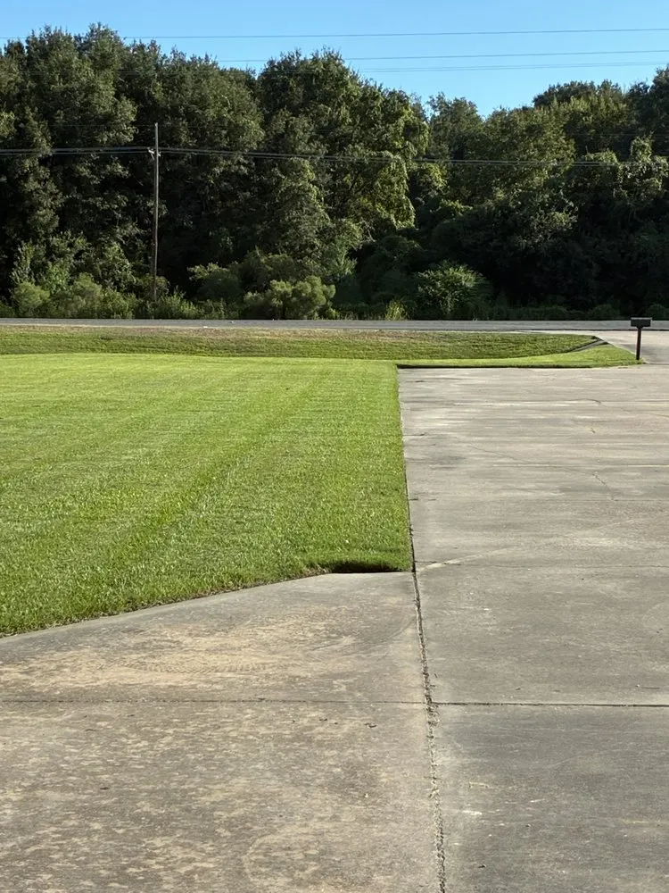 Custom landscaping services experts serving Groves, TX - Mid County Elite