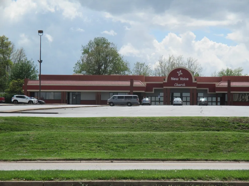 Trusted lawn mowing service near you in Overland, MO by Mid County Lawn Care