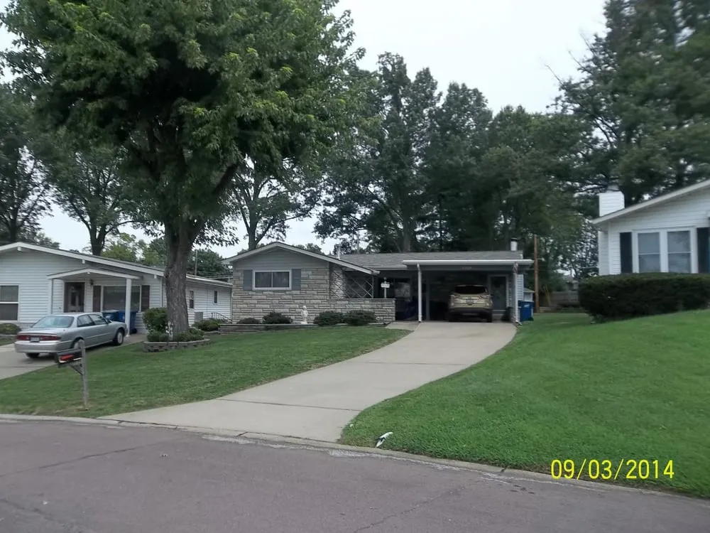 Trusted yard cleanup service in Overland, MO by Mid County Lawn Care