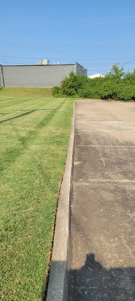 Top-rated yard maintenance in Columbia, MO - Midgard Mowing