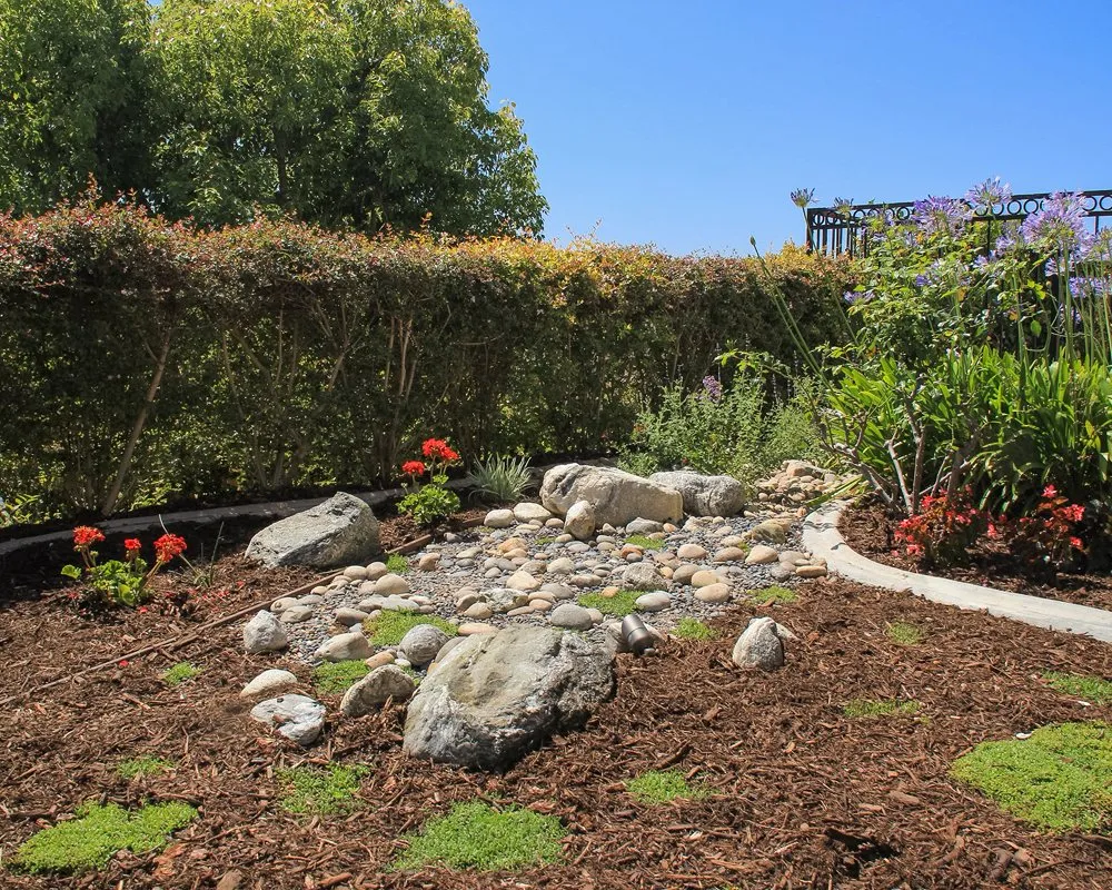 Reliable lawn mowing service for year-round maintenance in Los Angeles, CA by Midwest Landscaping