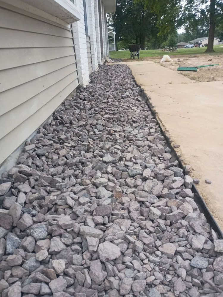 Top-rated garden landscaping with custom design in Litchfield, IL by Mighty Handz Does It All