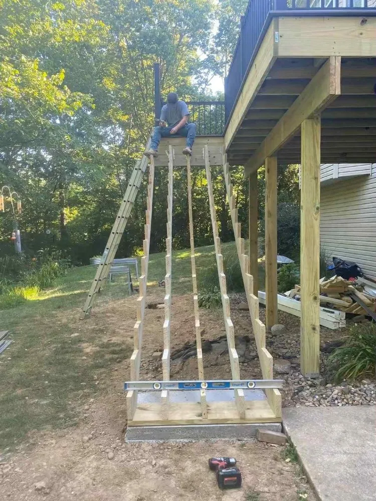 Local lawn care service experts serving Litchfield, IL - Mighty Handz Does It All