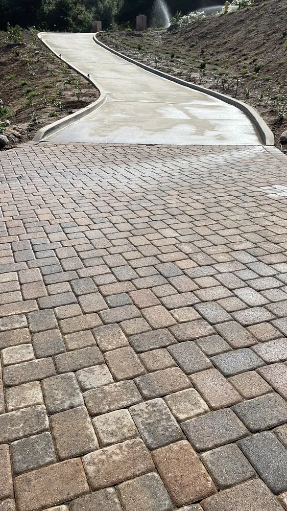 Expert lawn mowing service experts serving Fallbrook, CA - Miguel Martínez