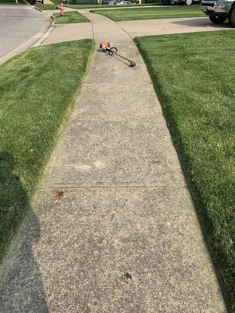 Professional yard maintenance experts serving Baltimore, OH - Mike’s Mowin
