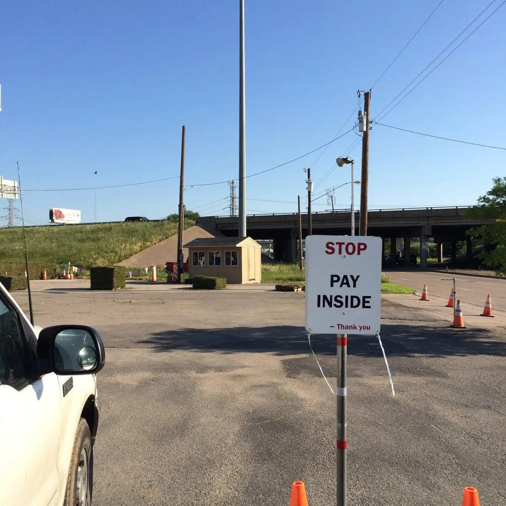 Professional yard maintenance for homes in Dallas, TX by Miller Grass Company